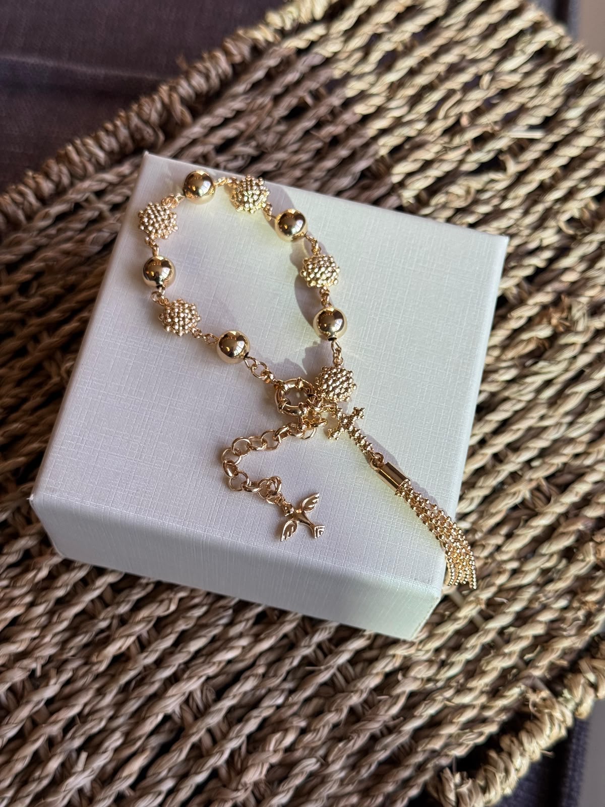 Pulseira Esferas Douradas com Pingente Cruz - semijoia elegante CA Brand